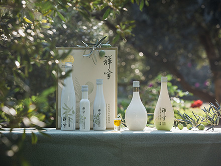 祥宇特級(jí)初榨橄欖油，純手工采摘、精選優(yōu)質(zhì)油橄欖鮮果，用意大利貝亞雷斯全自動(dòng)設(shè)備物理冷榨工藝，在鮮果采摘后8小時(shí)內(nèi)限時(shí)鮮榨而成。